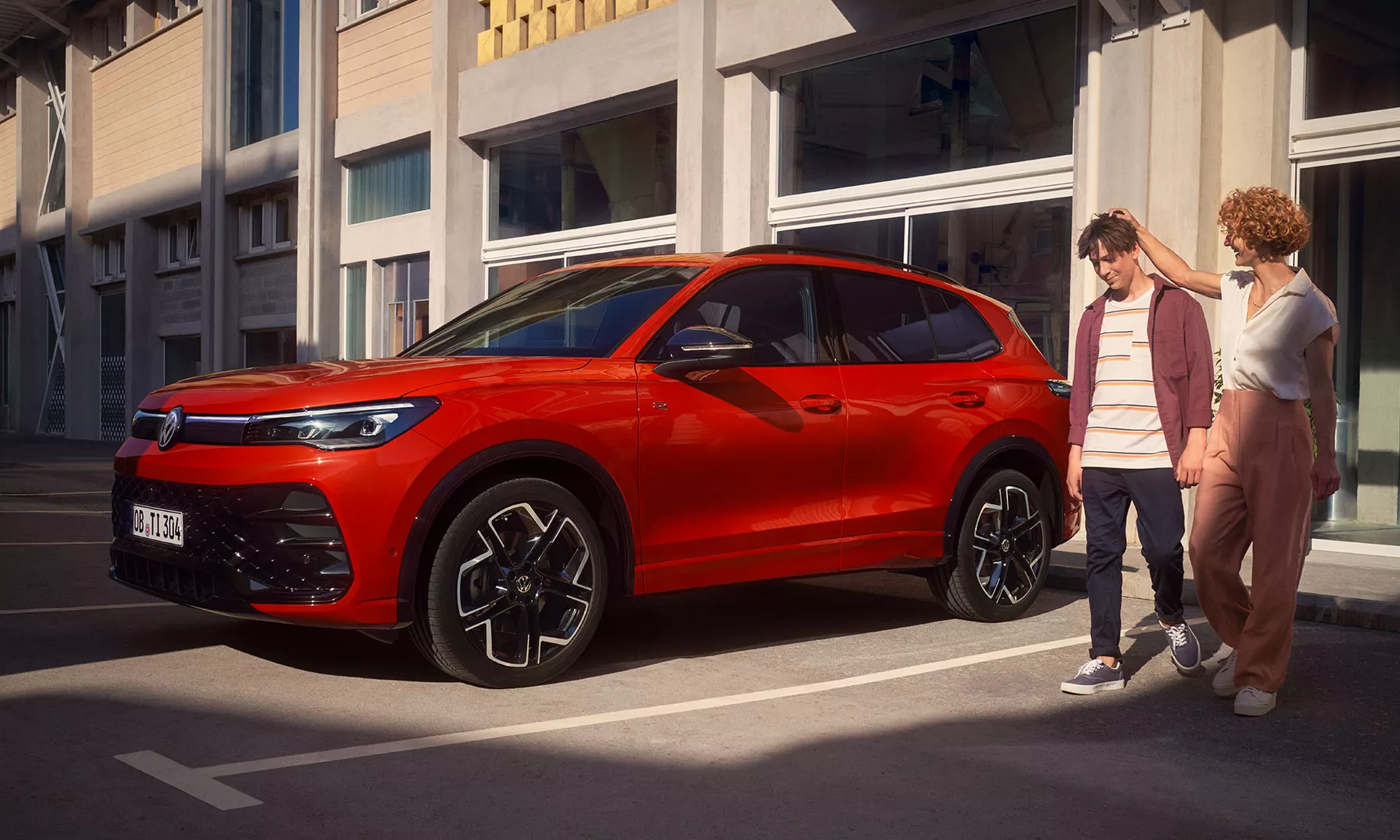 VW Tiguan R-Line Außenansicht zwei Menschen